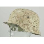 4.1.) Uniformen / Kopfbedeckungen Stahlhelm M40 - Wintertarnung.Weiß lackierte Glock, im Nacken