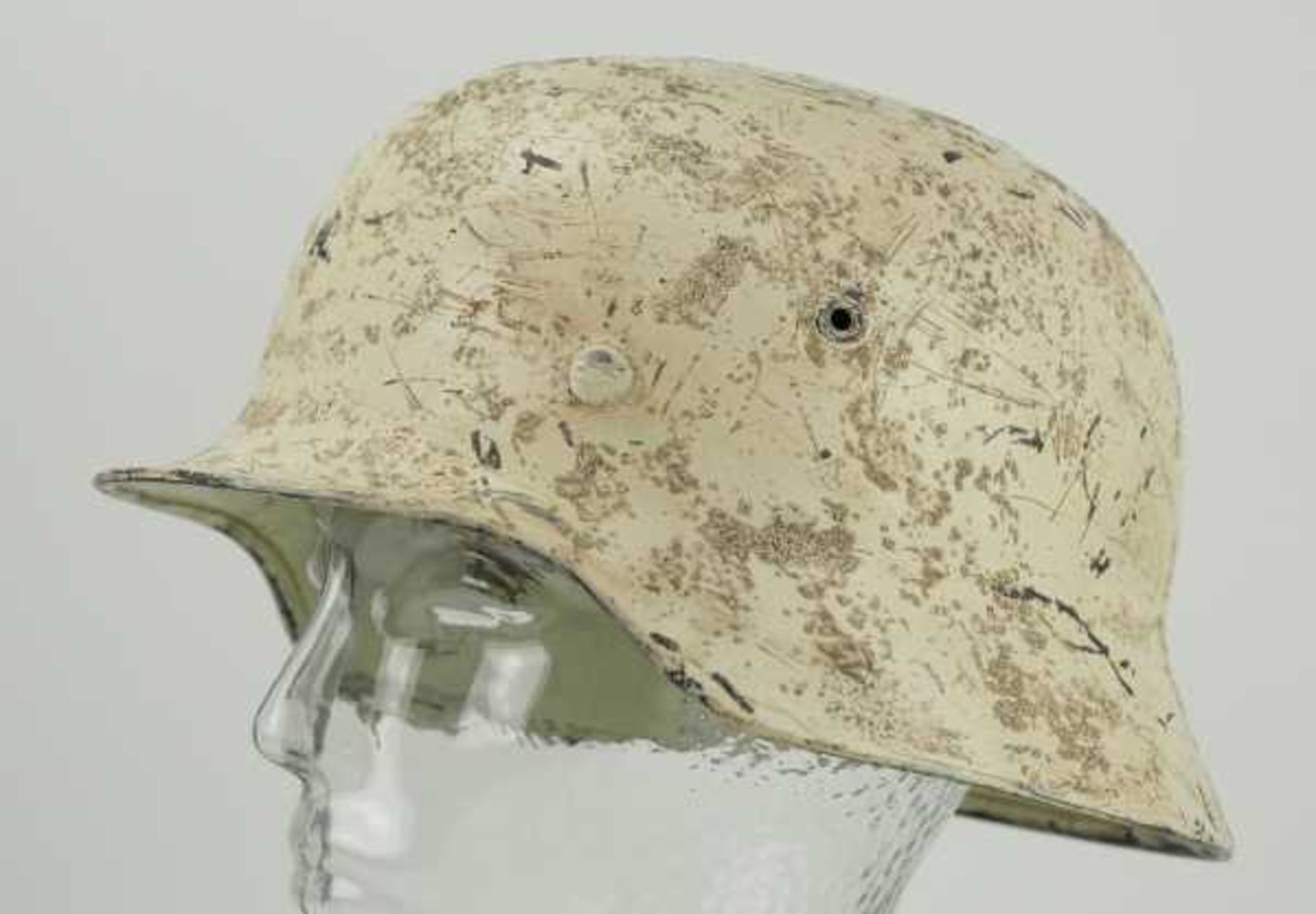 4.1.) Uniformen / Kopfbedeckungen Stahlhelm M40 - Wintertarnung.Weiß lackierte Glock, im Nacken