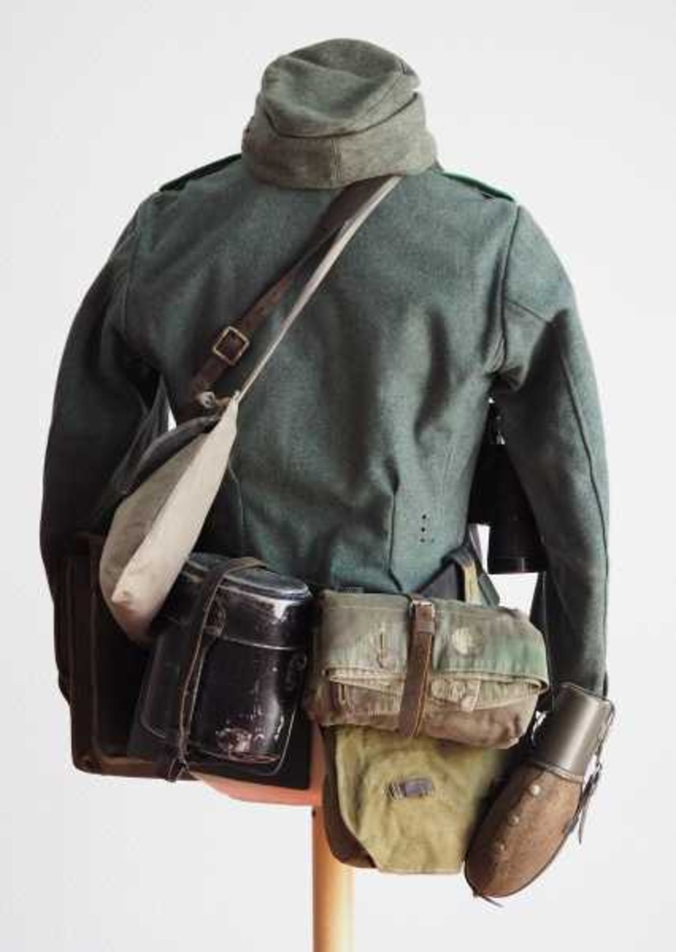 4.1.) Uniformen / Kopfbedeckungen Wehrmacht Uniformensemble eines Feldwebels der Gebirgstruppe. - Bild 4 aus 6