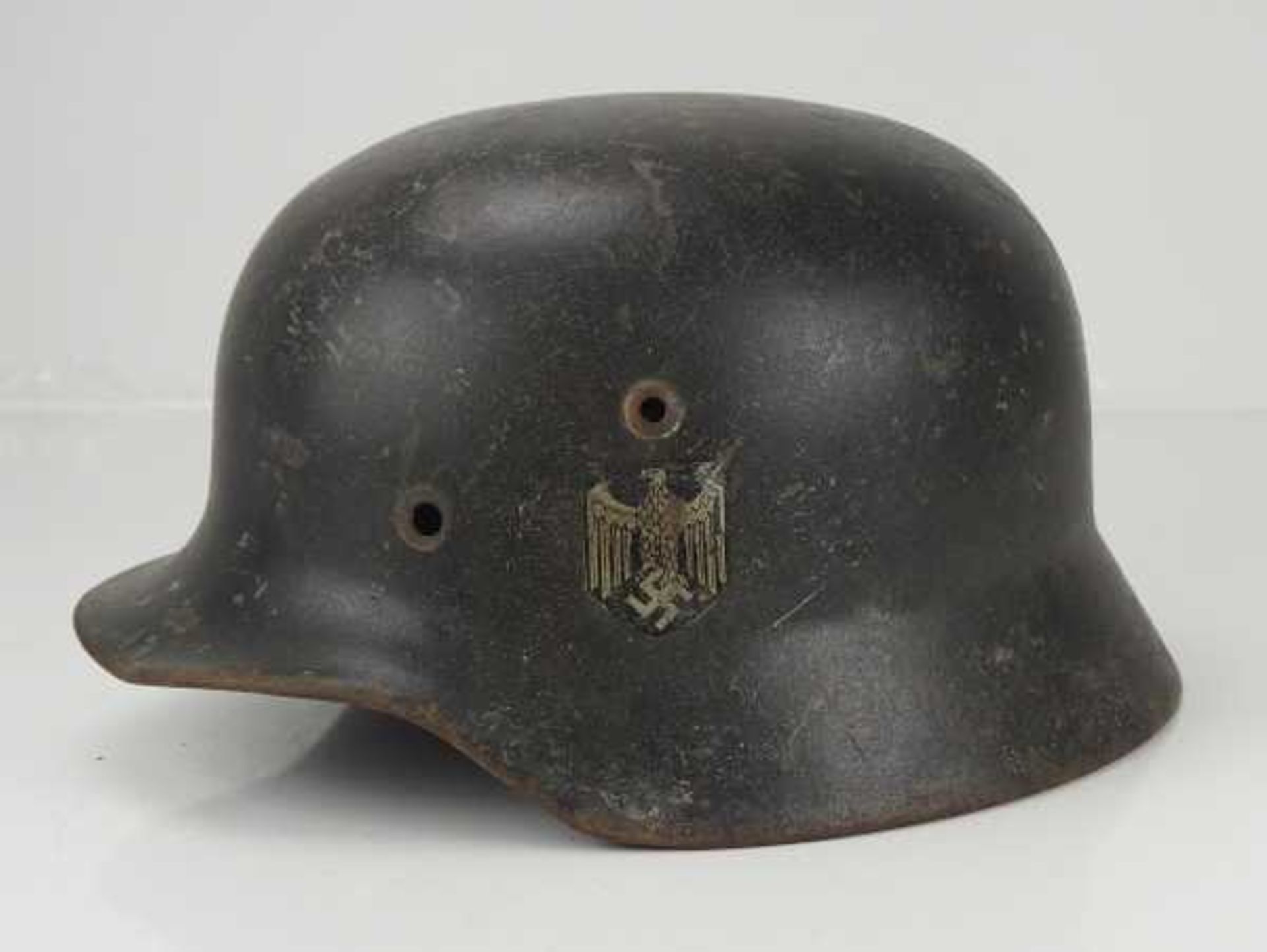 4.1.) Uniformen / Kopfbedeckungen Wehrmacht: Stahlhelm M35, mit Doppelemblem.Glocke mit