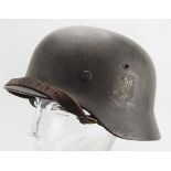 4.1.) Uniformen / Kopfbedeckungen Wehrmacht: Stahlhelm M40.Überlackiert, beide Elemente rudimentär