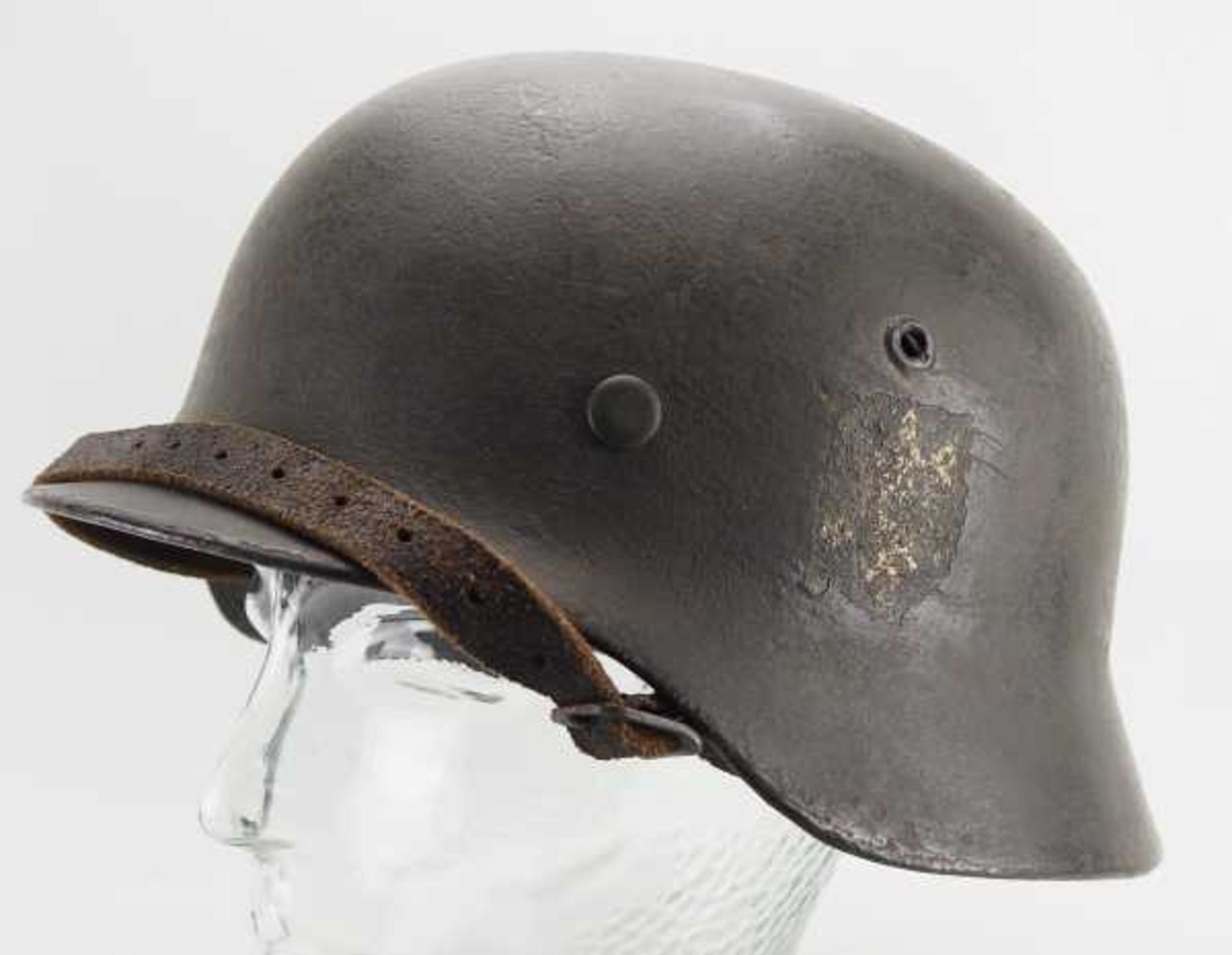 4.1.) Uniformen / Kopfbedeckungen Wehrmacht: Stahlhelm M40.Überlackiert, beide Elemente rudimentär