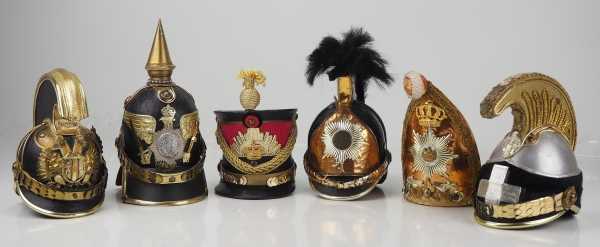 4.1.) Uniformen / Kopfbedeckungen Sammlung von sechs Miniaturhelmen.1.) Preussen: Bügelhelm; 2.)