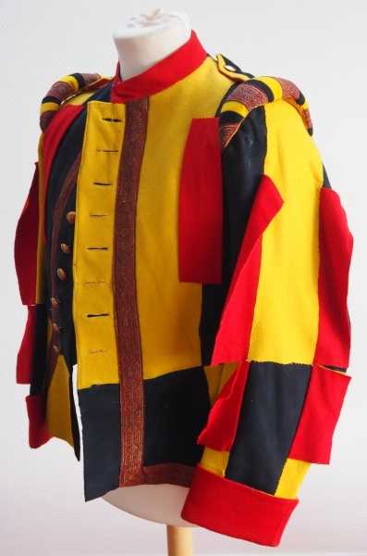 4.1.) Uniformen / Kopfbedeckungen Vatikan: Uniformjacke eines Schweizer Gardisten, um 1910.