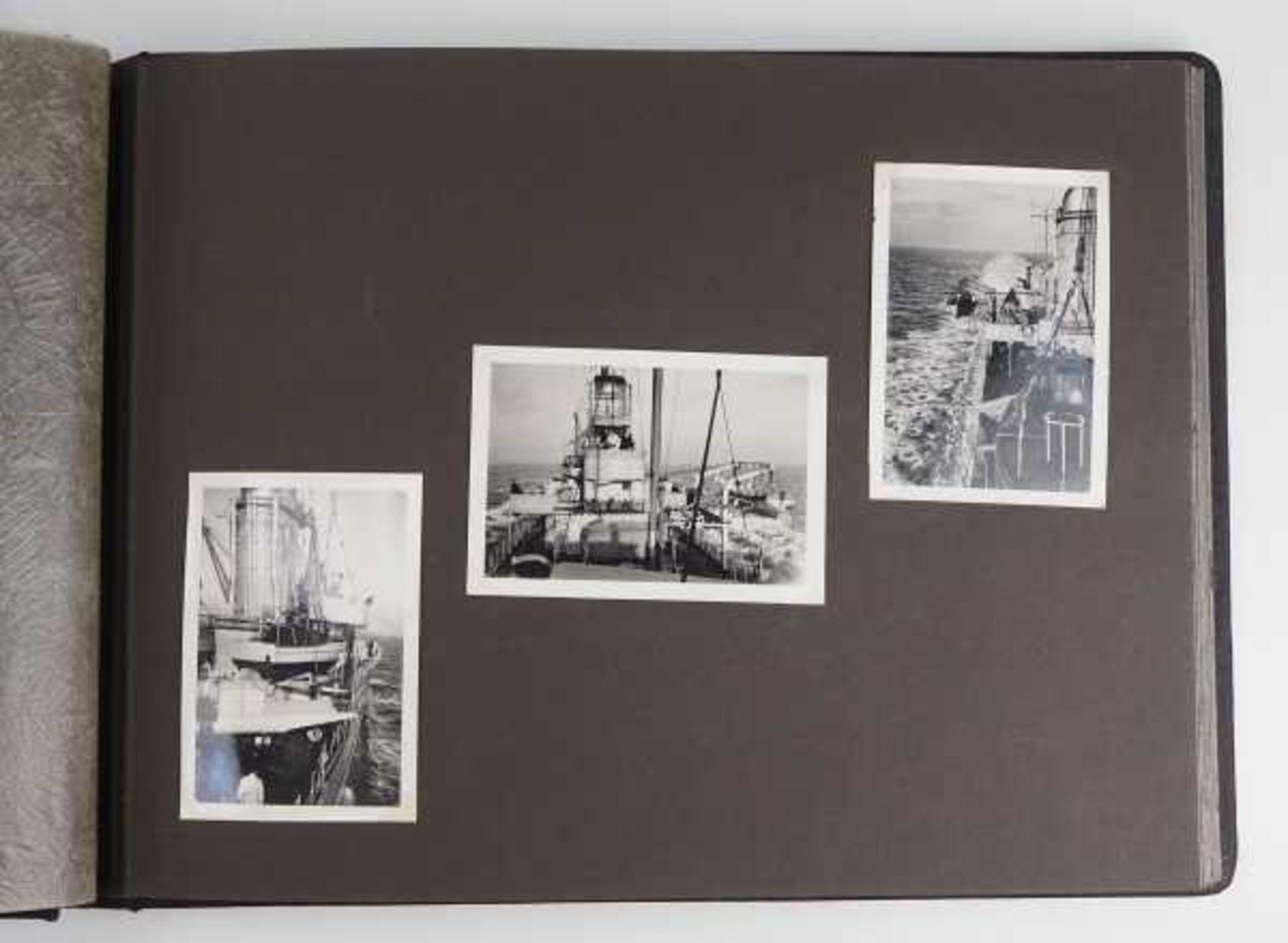 3.2.) Fotos / Postkarten Kriegsmarine: Fotoalbum und Heldentod-Urkunde eines Matrosenobergefreiten. - Bild 4 aus 4