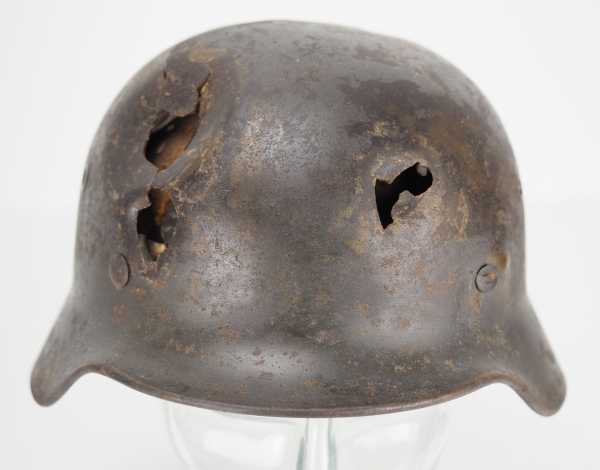 4.1.) Uniformen / Kopfbedeckungen Luftwaffe: Stahlhelm M40 - Kampfschaden.Stahlglocke mit Resten der - Image 2 of 9