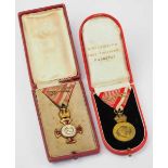 2.1.) Europa Österreich: Goldenes Verdienstkreuz mit Krone und Schwertern, im Etui.Bronze vergoldet,