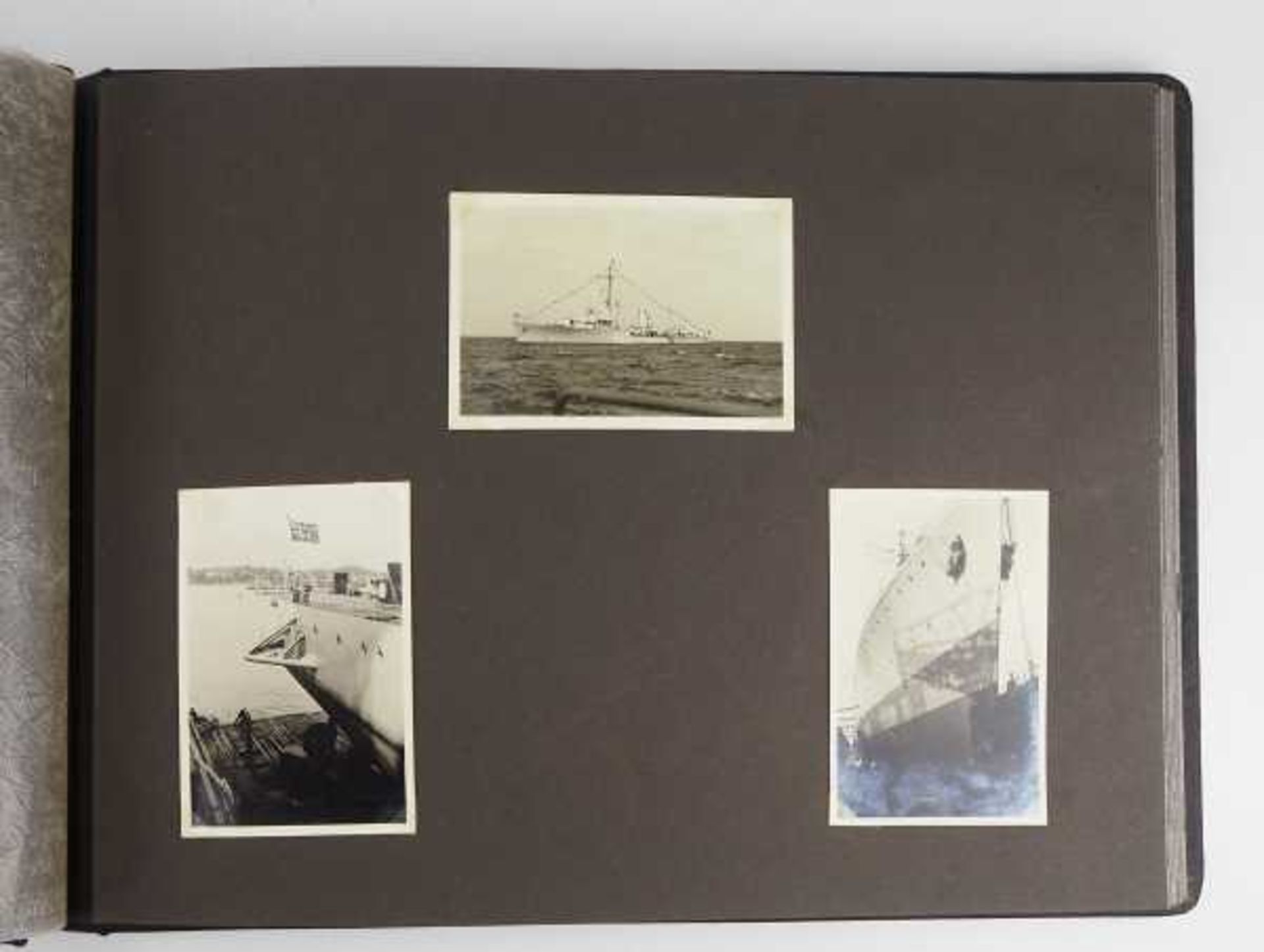 3.2.) Fotos / Postkarten Kriegsmarine: Fotoalbum und Heldentod-Urkunde eines Matrosenobergefreiten. - Bild 3 aus 4