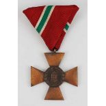 2.1.) Europa Ungarn: Nationalverdienstkreuz, in Bronze.Bronziert, am konfektionierten Dreiecksband.