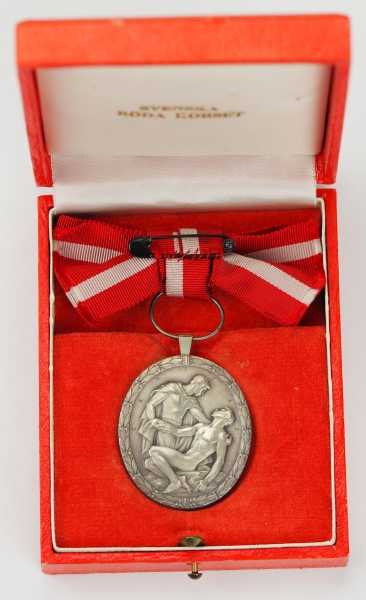 2.1.) Europa Schweden: Rot-Kreuz Verdienstmedaille, in Silber, im Etui.Silber, mehrfach im Rand - Image 3 of 3