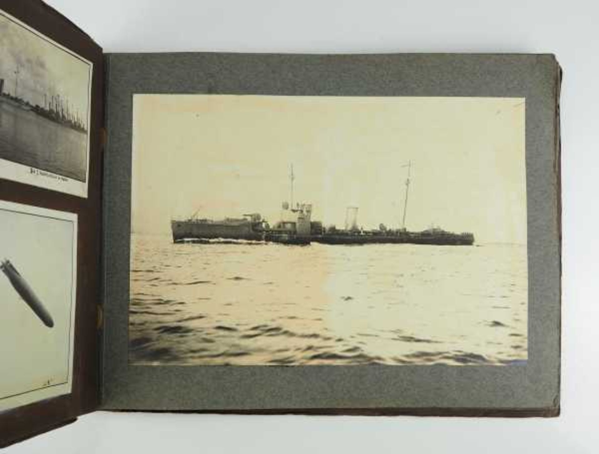 3.2.) Fotos / Postkarten Kaiserliche Marine Fotoalbum.Kartonageeinband, aufgelegtes Eisernes - Bild 5 aus 6