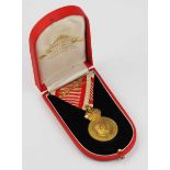 2.1.) Europa Österreich: Militär-Verdienstmedaille, mit Schwertern, im Etui.Bronze vergoldet, am