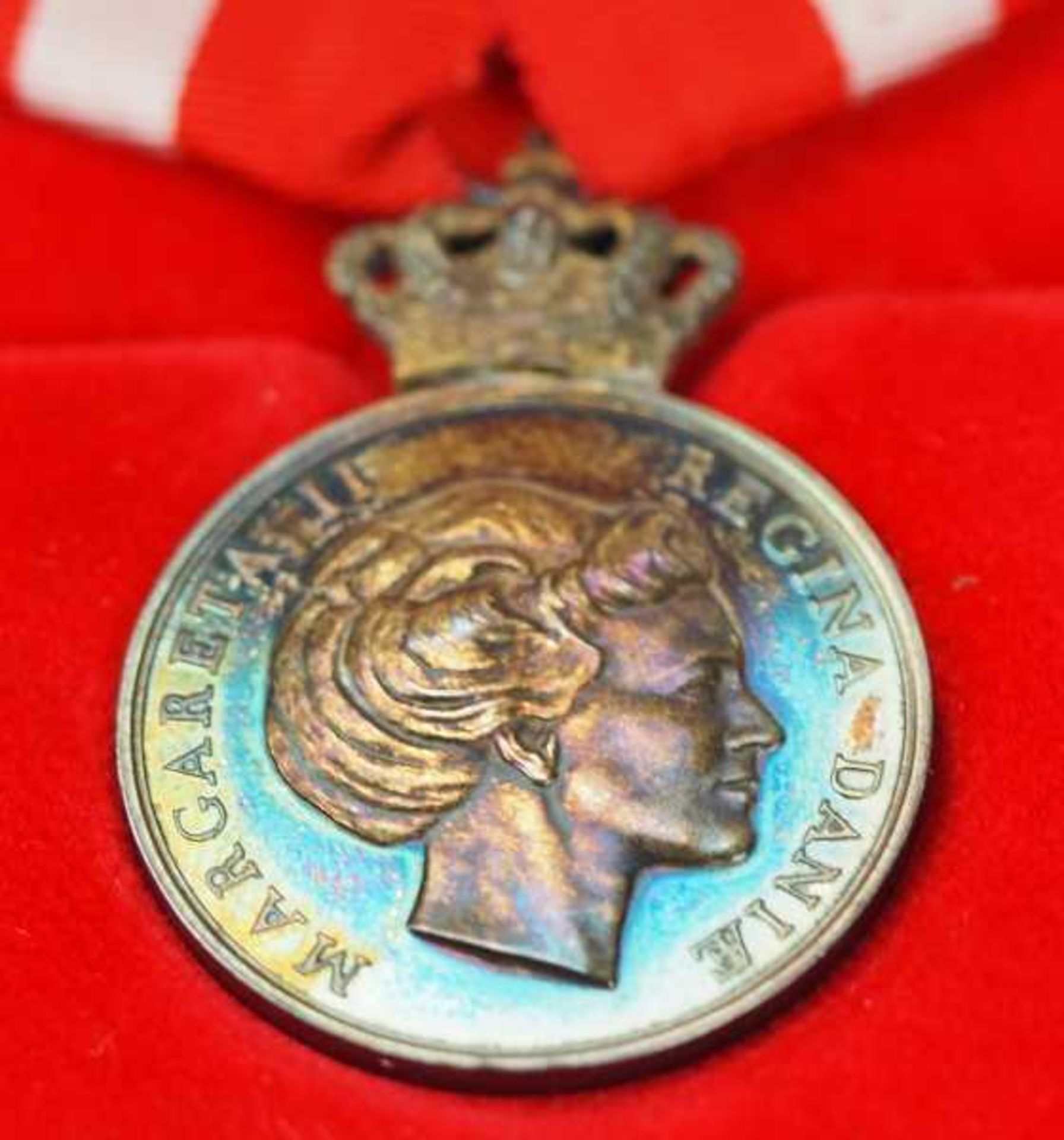 2.1.) Europa Dänemark: Verdienstmedaille, Margrethe II. (seit 1972), in Silber mit Krone, im Etui. - Bild 2 aus 3