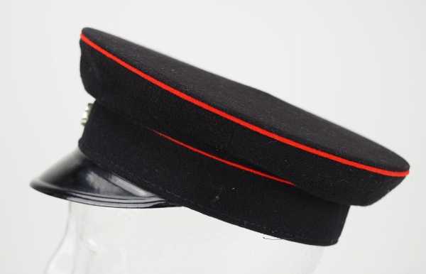 4.1.) Uniformen / Kopfbedeckungen Beamten Schirmmütze.Schwarzes Tuch, schwarzer Bund, roter Vorstoß, - Image 2 of 3