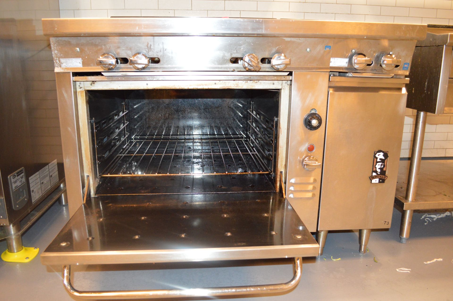 Montague 6 burner Heavy Duty with Oven - Image 2 of 3