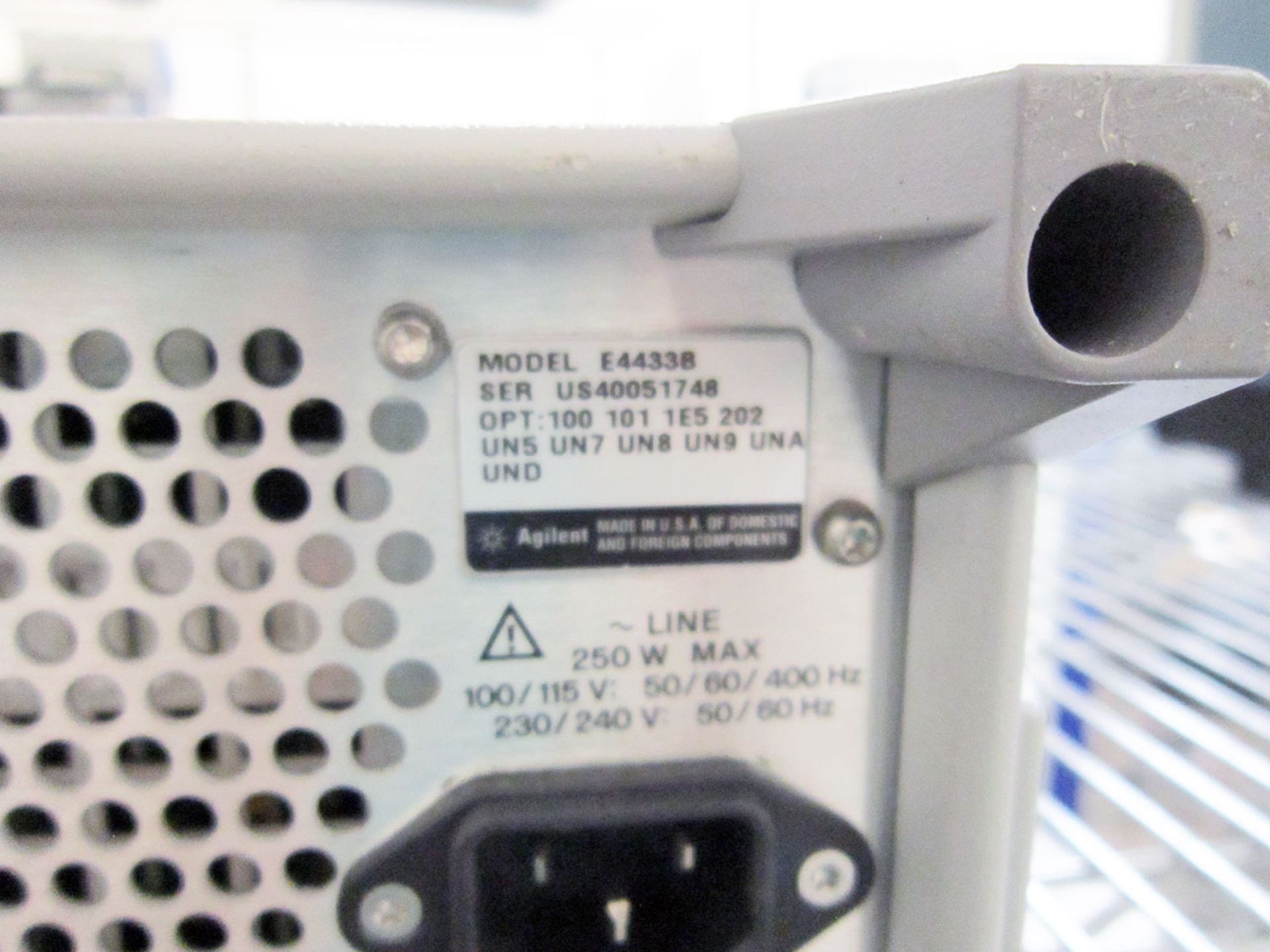 Agilent E4433B 4.0 GHz Signal Generator Opt: 100 101 1E5 202 UN5 UN7 UN8 UN9 UNA UND - Image 5 of 5