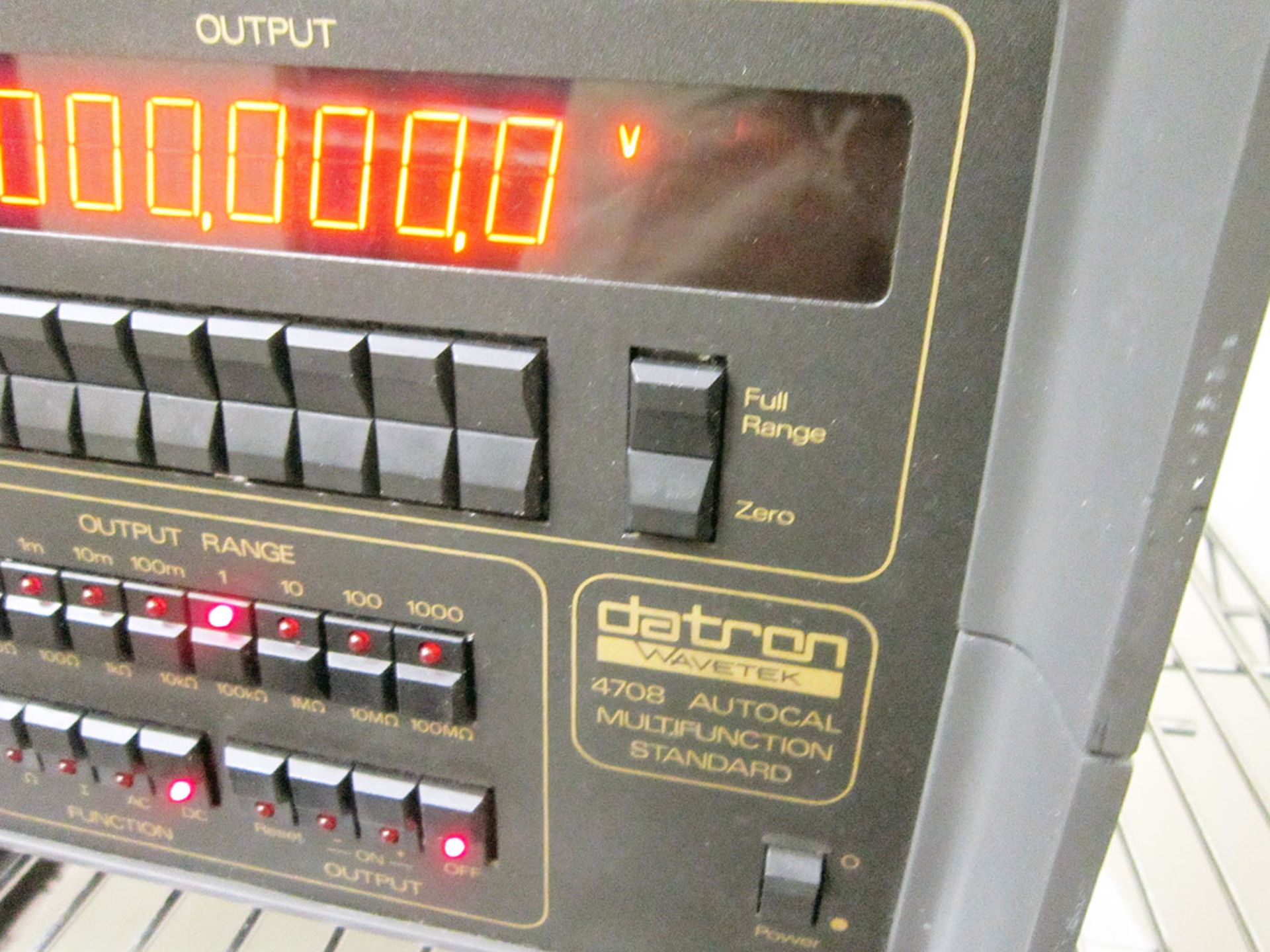 Datron Wavetek 4708 Autocal Multifunction Standard Opt: 10 20 30 80 - Image 2 of 4