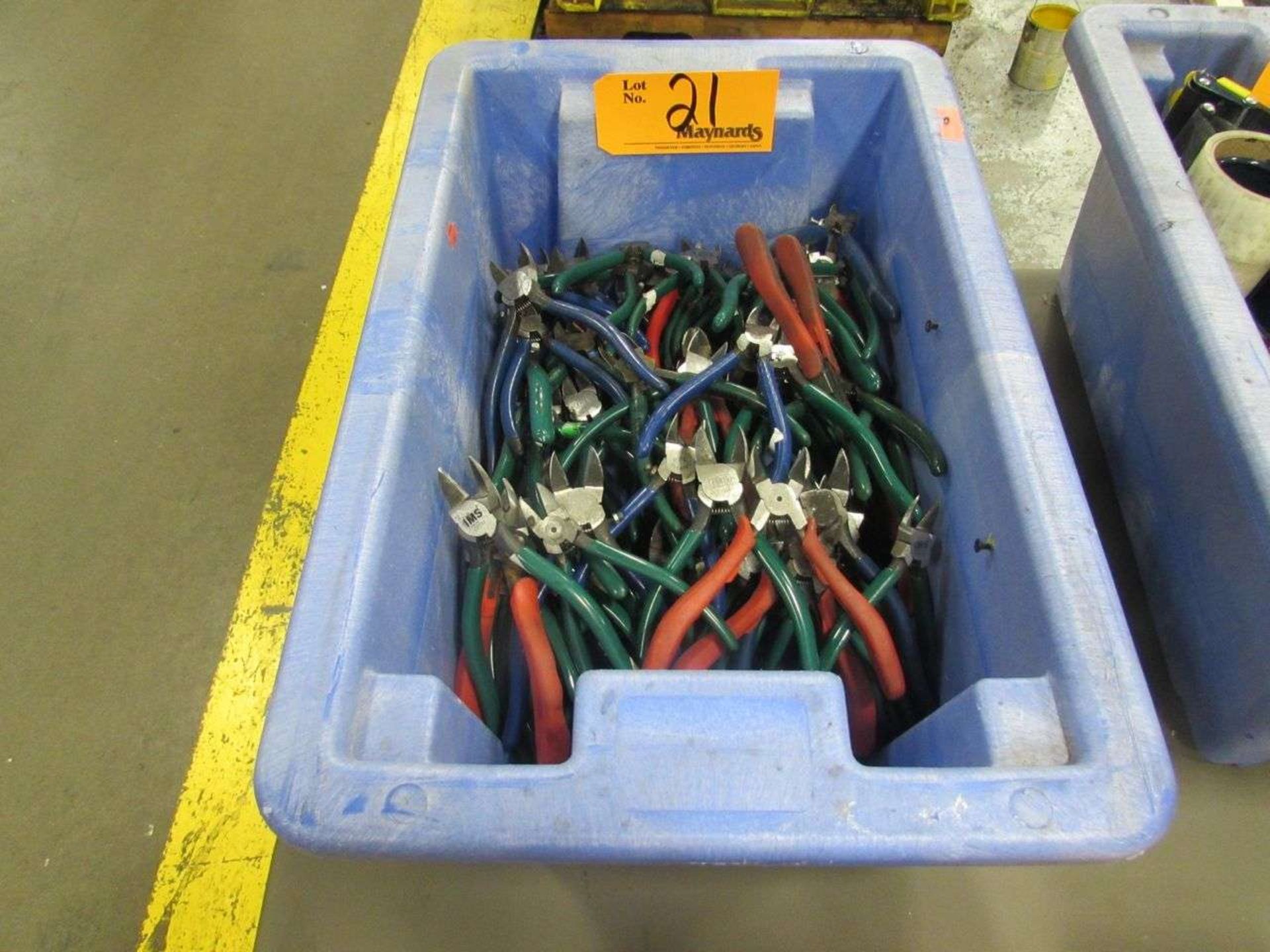 TOTE OF ASSORTED GATE CUTTERS
