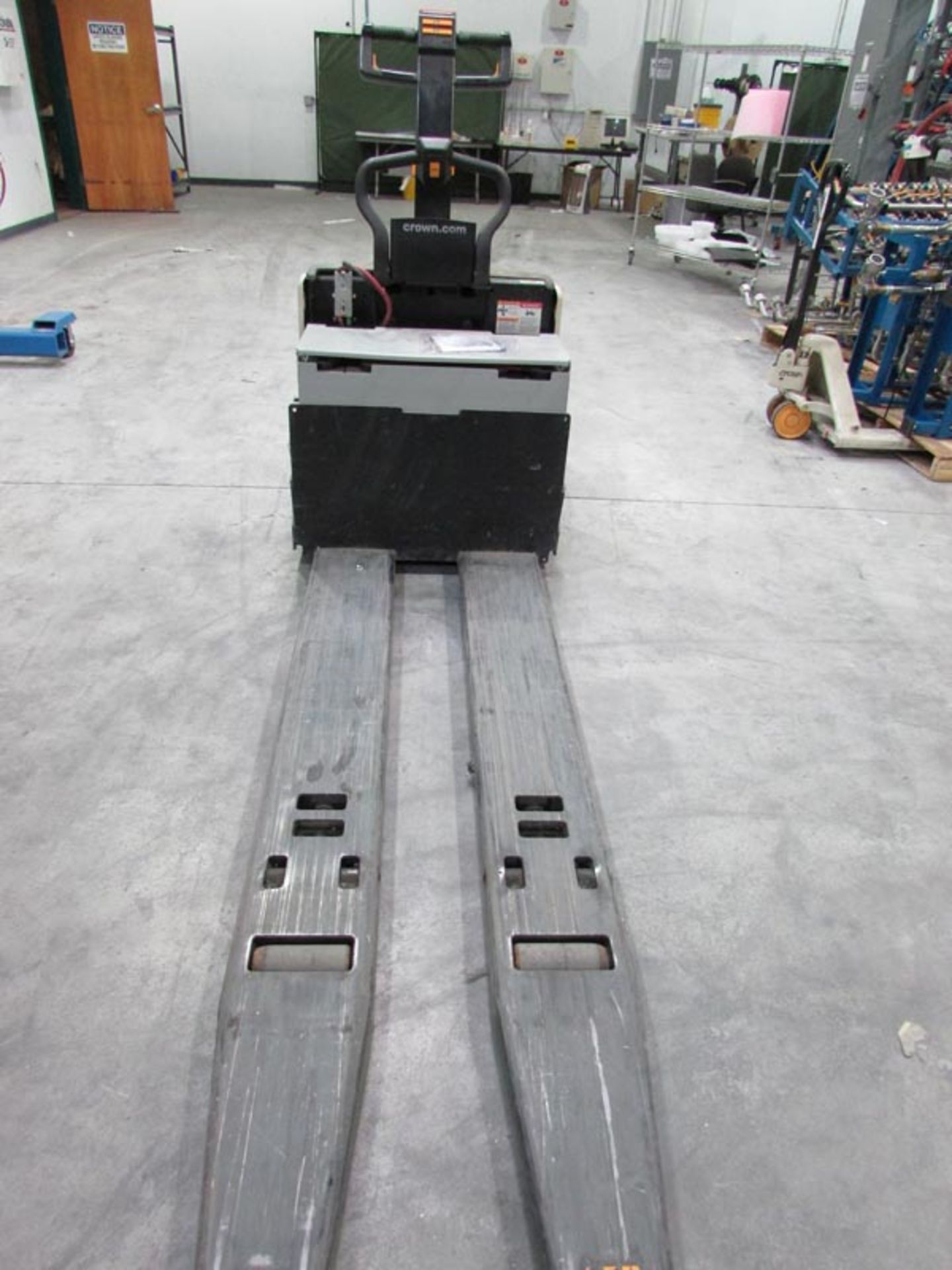 Crown Mdl: PE4500-80 24V Electric Pallet Jack 8,000Lbs Cap, 840Lbs Truck Weight, 1520Lbs Truck - Image 3 of 5