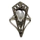 Ring French, around 1930, alpacca, jew\'s-stone and pearl insets, m: 3 cm Ring französisch, um 1930,