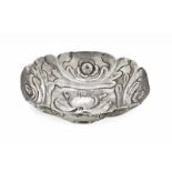 Servier Ungarisch, punzen 1867-1937, 800er Silber, Meistermarke, bossierte Bulem-Motive, h: 10,5 cm,