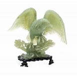 Der Adler China, 20. Jh., geschnitzelte Jade auf Holz Pedestal, m: 28 cm Eagle figure China, 20th