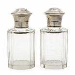 Parfume set Französisch, erste Hälfte des 20. JH, geschliffenes Glas, mit 800er Silber-Deckel, 2