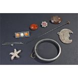 Mixed jewellery, to include two hat pins, an agate brooch, bangle, brooches, (7)