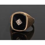 9 carat gold signet ring, the black agate with central diamond, 5.6 grams