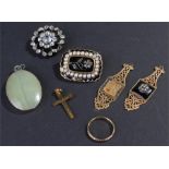 Mixed jewellery, to include a mourning brooch, a 9 carat gold ring, a 9 carat gold cross and two