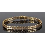 9 carat gold bracelet, of arrow design, 7.1 grams