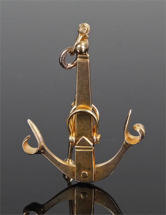 Yellow metal anchor pendant, with scroll anchor ends above a tapering shaft, 35mm high