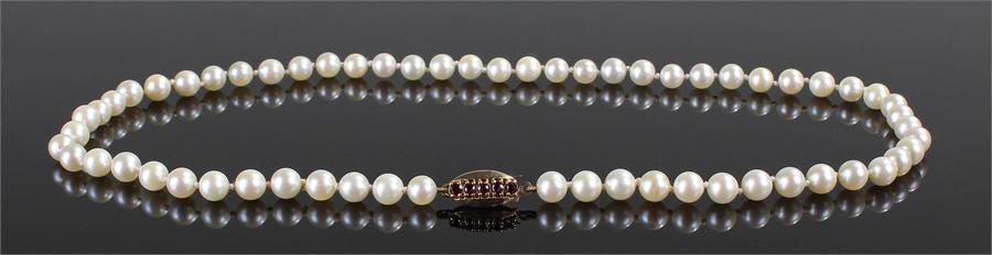 Pearl necklace with a row of between 6mm and 7mm diameter cultured pearls. With a 9 carat gold