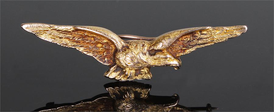 9 carat gold brooch in the form of an eagle with wings stretched out, 55mm wide