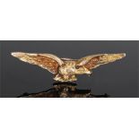 9 carat gold brooch in the form of an eagle with wings stretched out, 55mm wide