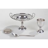 Mixed quantity of silver to include an egg cup, London 1922, pedestal dish London 1902, spoon and