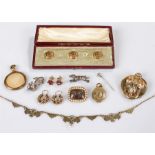 Collection of jewellery to include a Victorian yellow metal brooch, a hair locket, earrings,