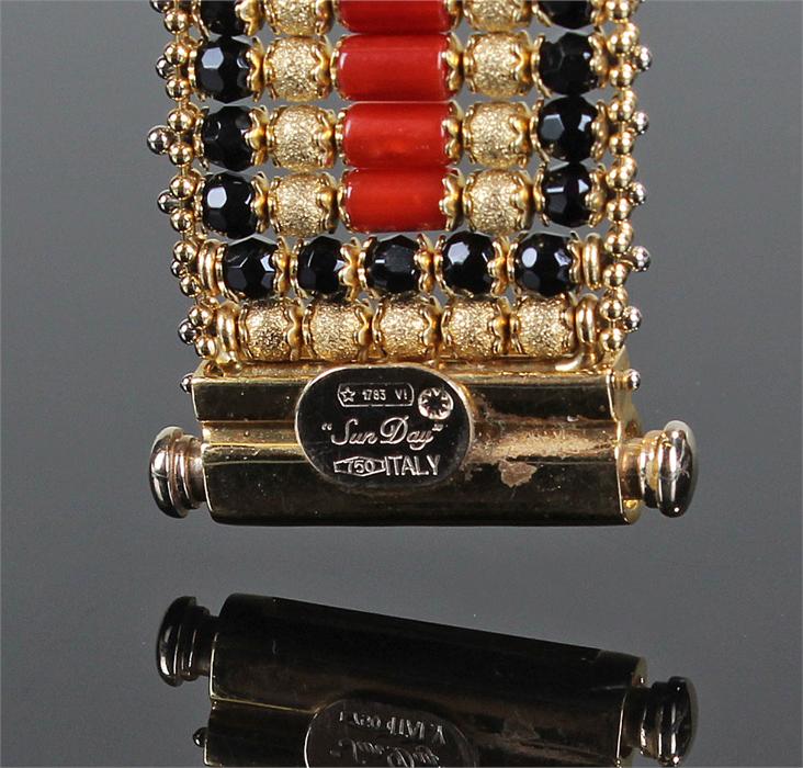 Unusual 18 carat gold and coral bracelet set in lines with central coral band, 19.5cm long, 52.5 - Image 2 of 2