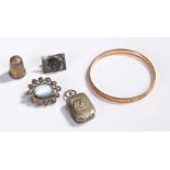 Mixed jewellery, to include a bangle, brooch thimble, etc