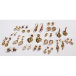 Mixed earrings, to include seventeen sets, some gold, (qty)