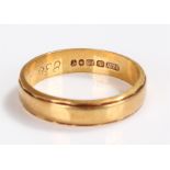 18 carat gold wedding band, 3.4 grams