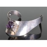 Danish silver necklace/collar, signed J HULL B+D Denmark, with a hammered silver collar and amethyst