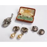 Assortment of jewellery including; two pairs of earrings, a cased pair of yellow metal shirt studs