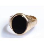 9 carat gold gentleman's signet ring, set with agate, 7.8 grams, ring size W