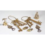 Quantity of brass ware to include two bunches of large keys and novelty items (qty)