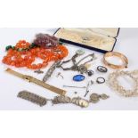 Mixed jewellery, to include an agate necklace, brooches, bangle, etc, (qty)