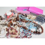 Mixed jewellery to include necklaces, pendants, brooches etc (qty)