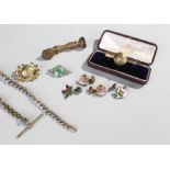 Collection of jewellery, to include chains and brooches etc