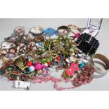 Mixed jewellery to include; bangles, bracelets and necklaces etc (qty)