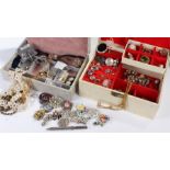 Costume jewellery, consistin gof two jewellery boxes, the boxes to include brooches, necklaces,
